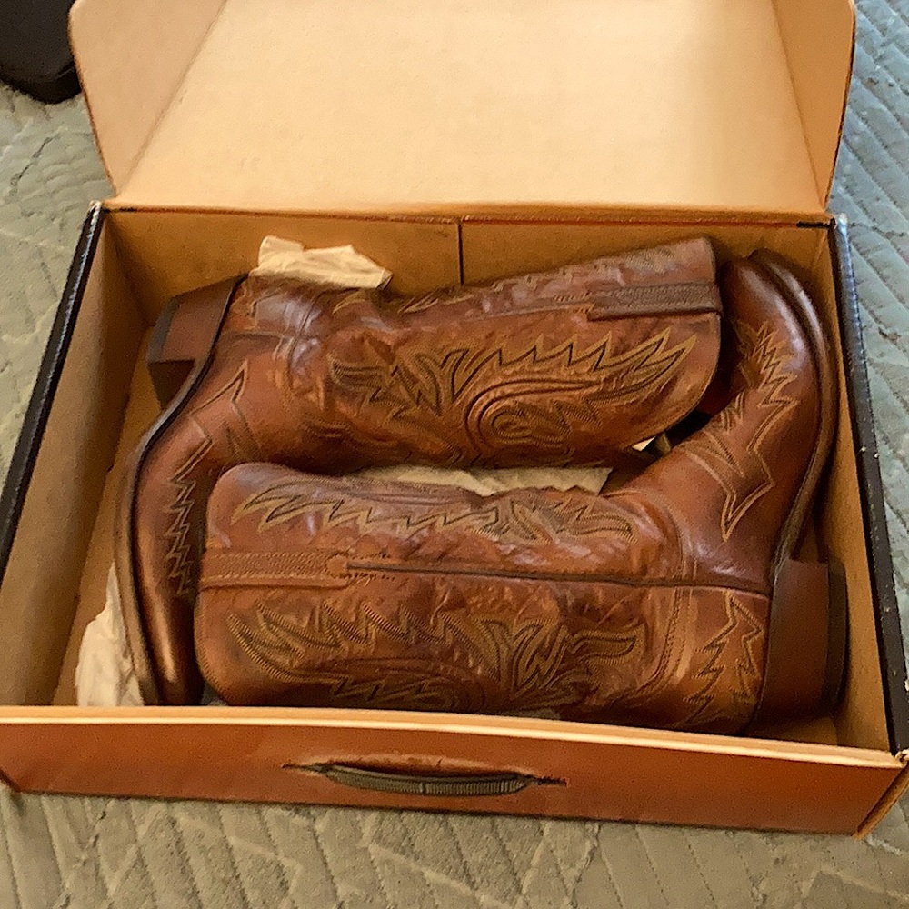 Nice in between brown/ Tan, Great boots,
